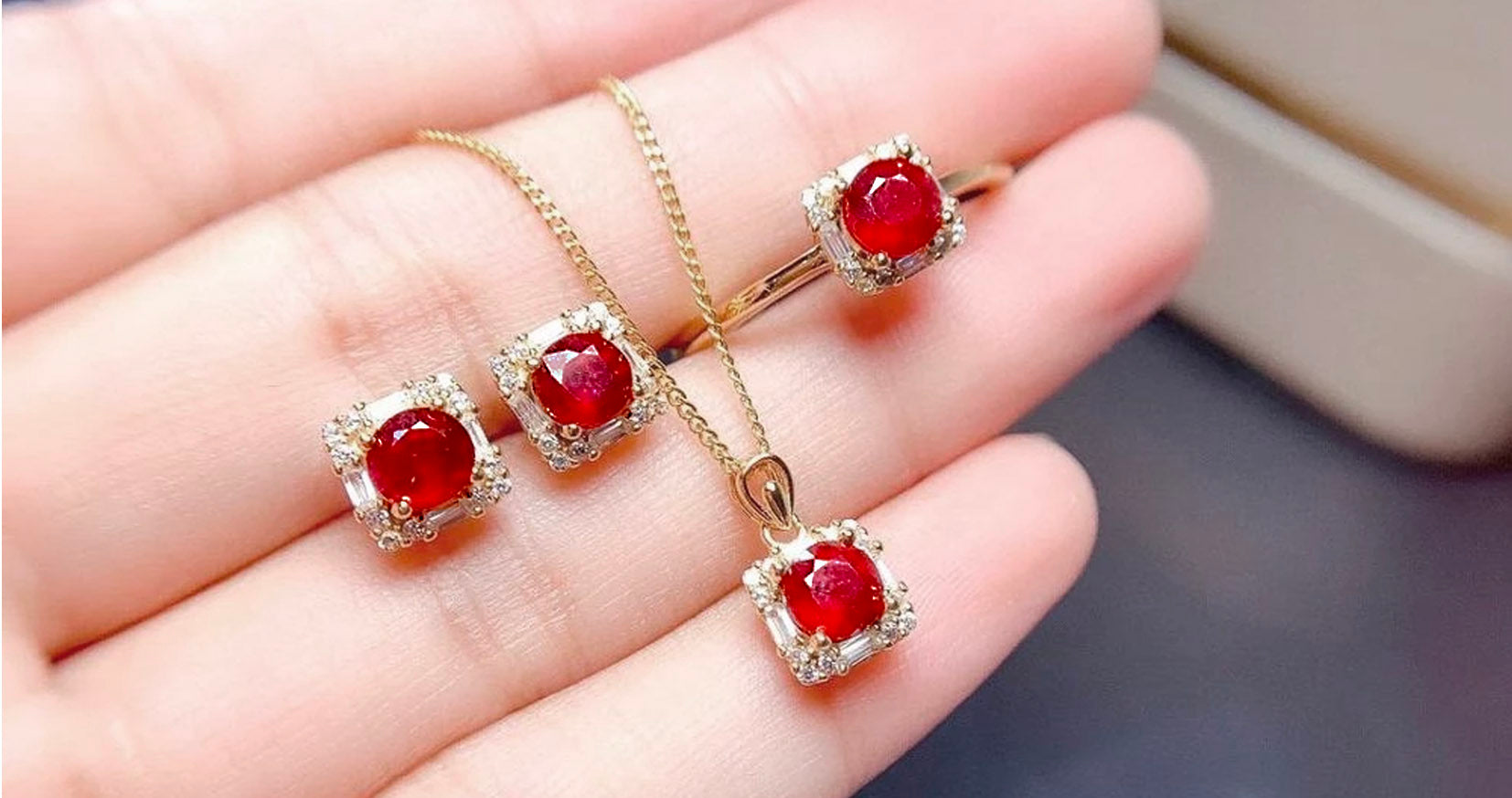 Ruby Jewelry for Evening: Glamorous and Dazzling Ruby Jewelry for Evening: Glamorous and Dazzling